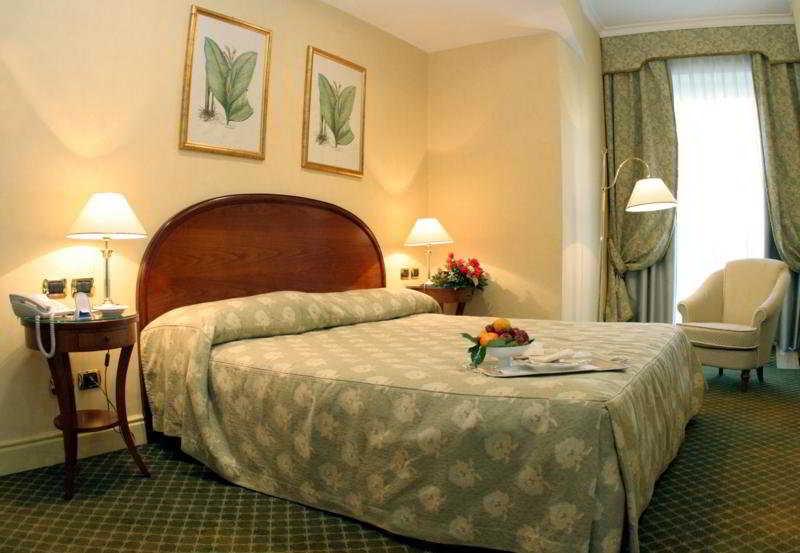 Moevenpick Hotel Bari Esterno foto